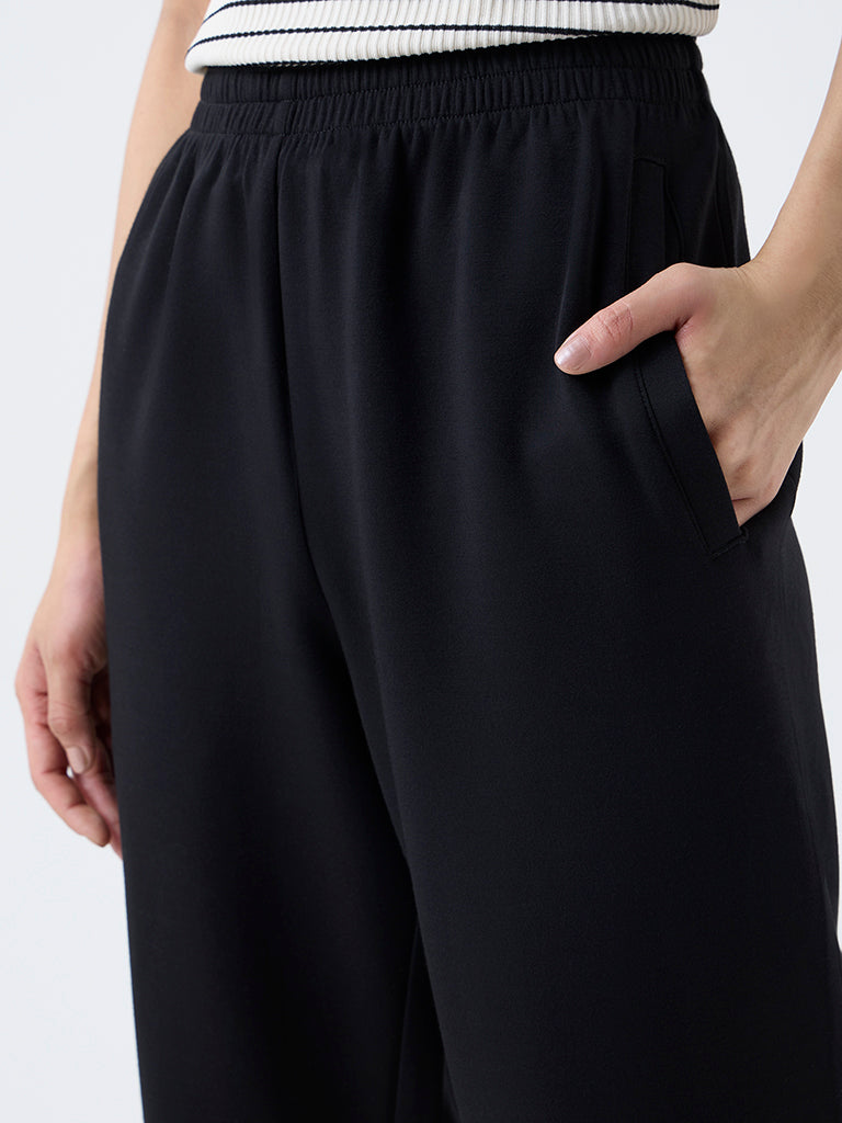 Nuoflexx Black Solid High-Rise Joggers