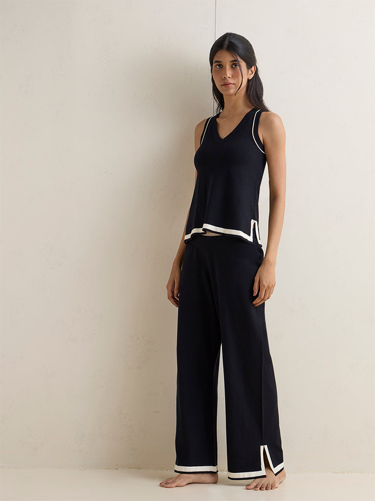 Wunderlove Black Contrast Detailed V-Neck Top