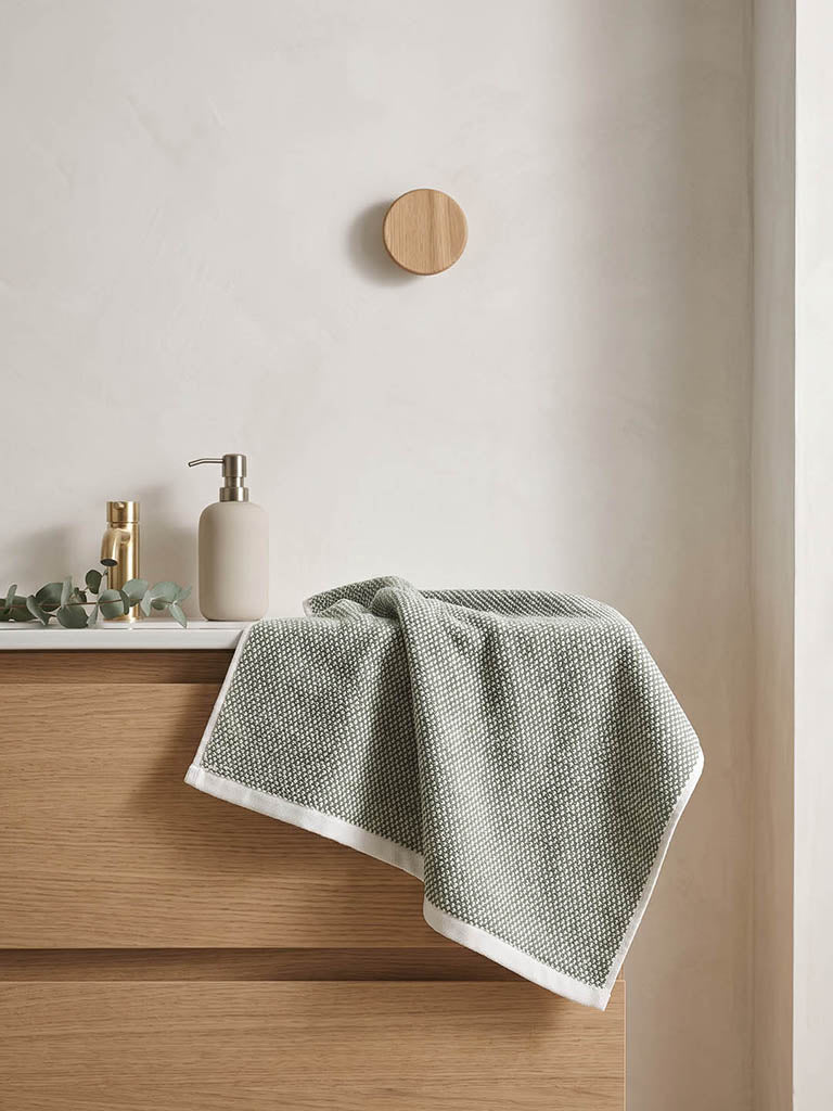Westside Home White and Green Pebble Textured Bath Towel