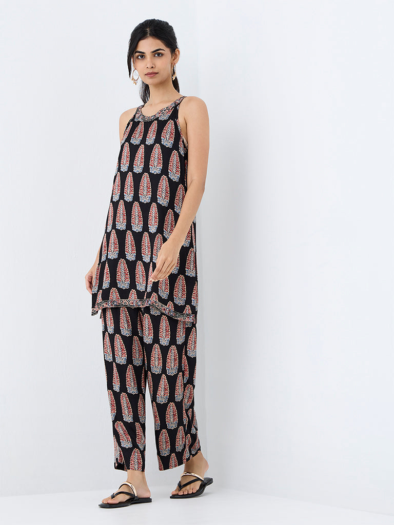 Utsa Black Floral Printed Straight Kurti